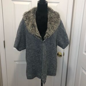 Chico’s gray short sleeve sweater jacket with faux fur collar, size2 M/L